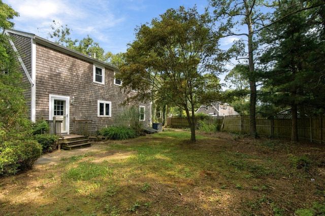 16 Gunters Ln, Mashpee, MA 02649
