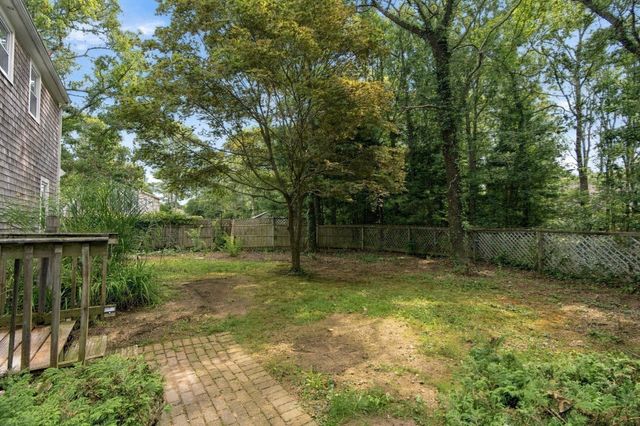 16 Gunters Ln, Mashpee, MA 02649