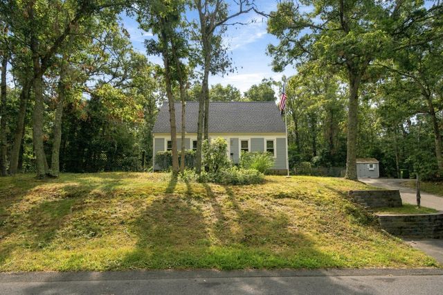 16 Gunters Ln, Mashpee, MA 02649