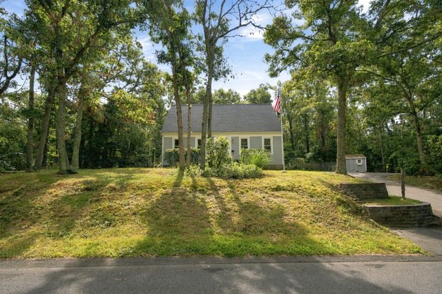 16 Gunters Ln, Mashpee, MA 02649