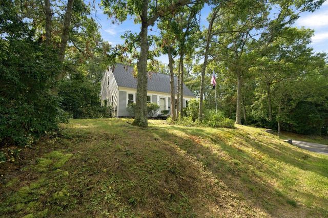 16 Gunters Ln, Mashpee, MA 02649