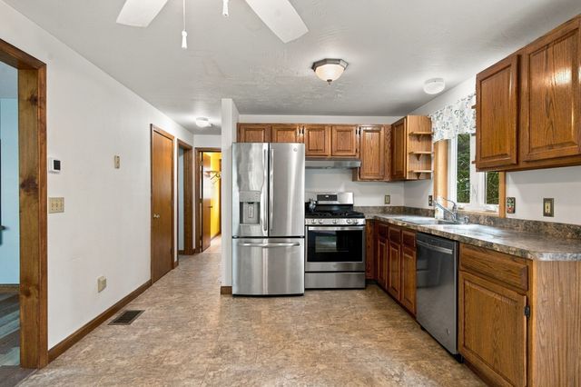 16 Gunters Ln, Mashpee, MA 02649