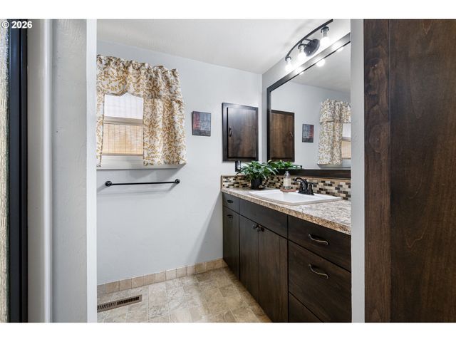 280 REGAL Ct, Eugene, OR 97401