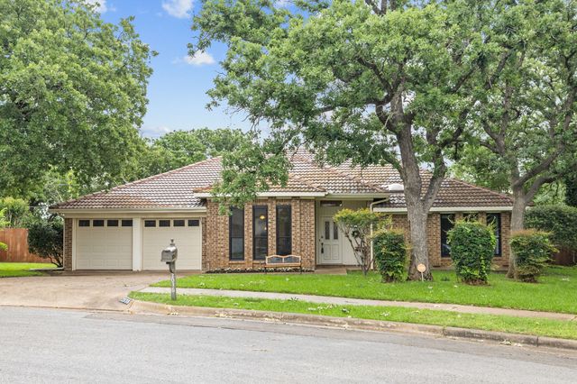 2036 Parkridge Court, Hurst, TX 76054
