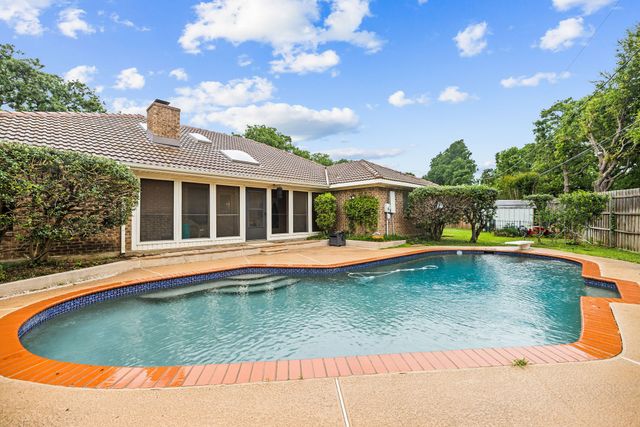 2036 Parkridge Court, Hurst, TX 76054