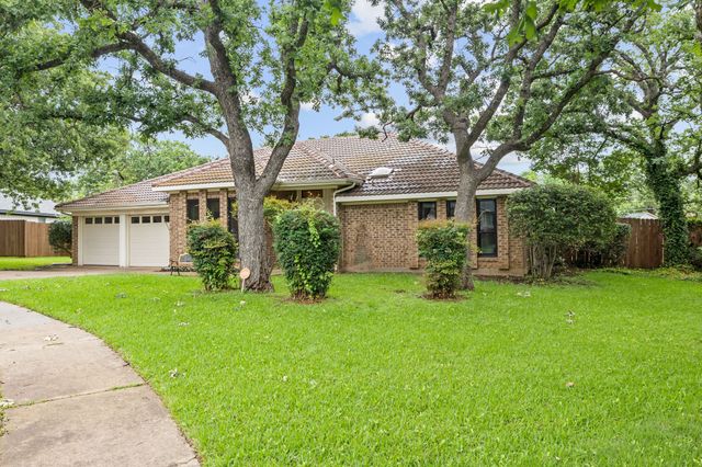 2036 Parkridge Court, Hurst, TX 76054