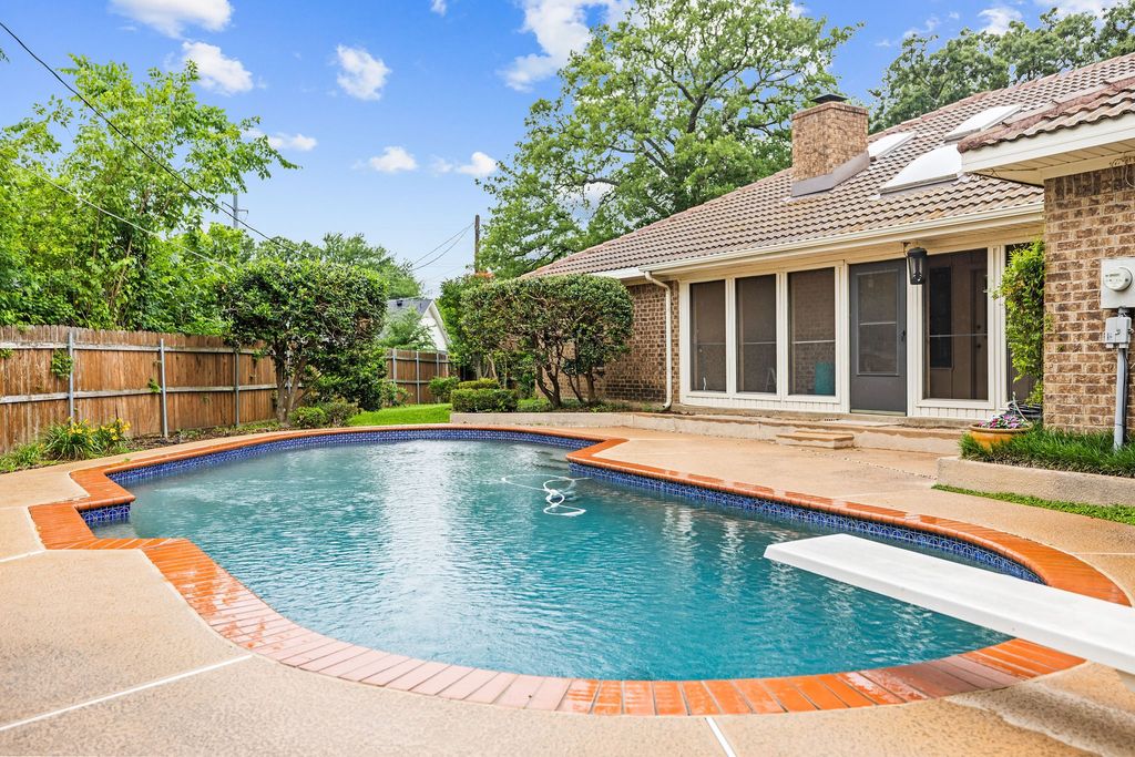 2036 Parkridge Court, Hurst, TX 76054