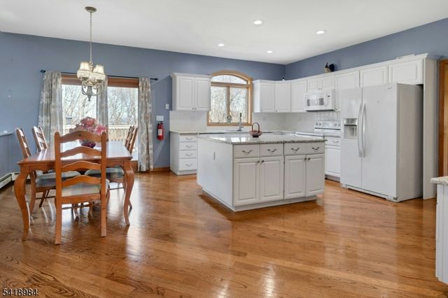 5 Noble Ct, Washington Twp., NJ 07853