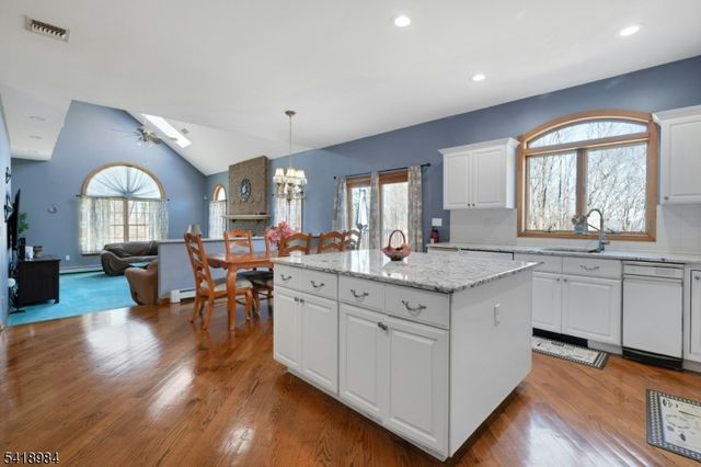 5 Noble Ct, Washington Twp., NJ 07853