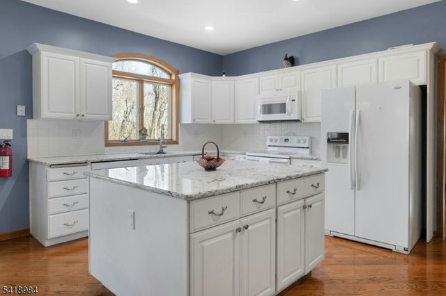 5 Noble Ct, Washington Twp., NJ 07853