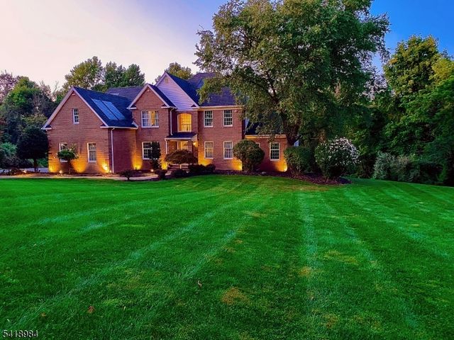 5 Noble Ct, Washington Twp., NJ 07853