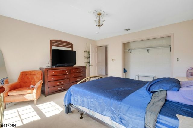 5 Noble Ct, Washington Twp., NJ 07853