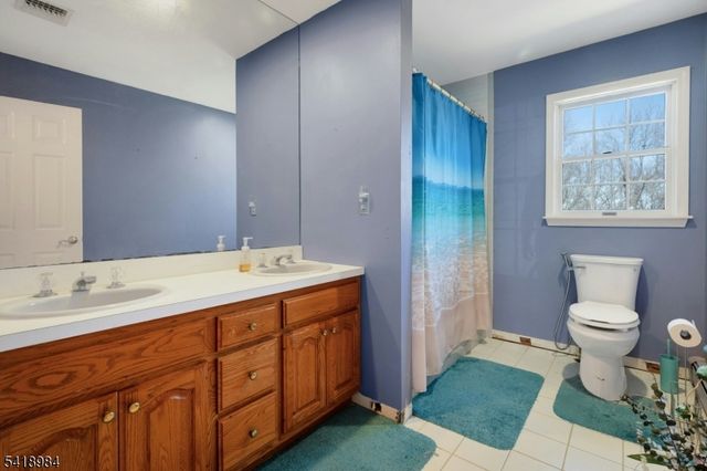 5 Noble Ct, Washington Twp., NJ 07853
