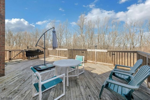 5 Noble Ct, Washington Twp., NJ 07853