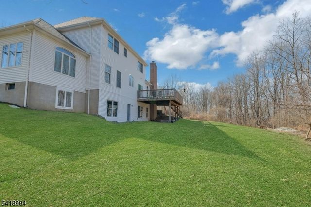 5 Noble Ct, Washington Twp., NJ 07853