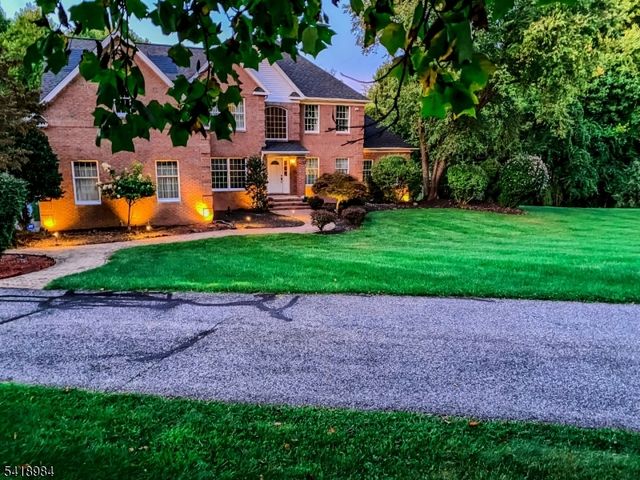 5 Noble Ct, Washington Twp., NJ 07853