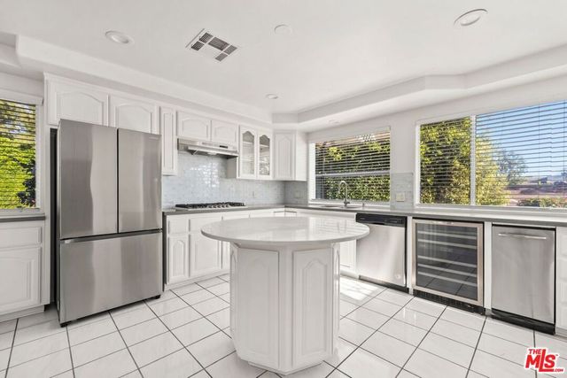 1050 Centinela Avenue, Santa Monica, CA 90403