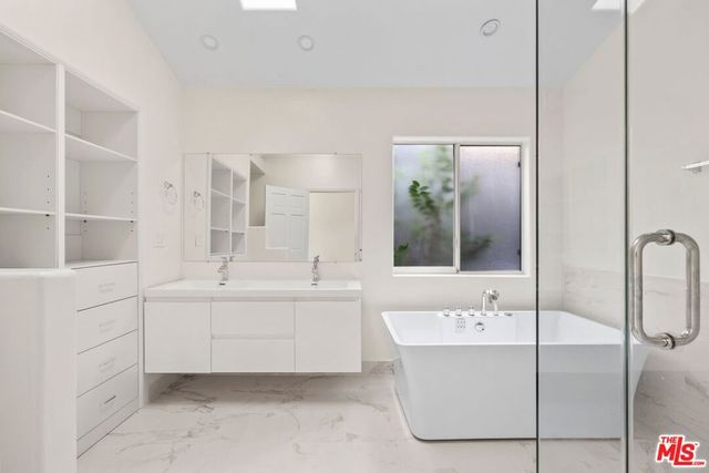 1050 Centinela Avenue, Santa Monica, CA 90403