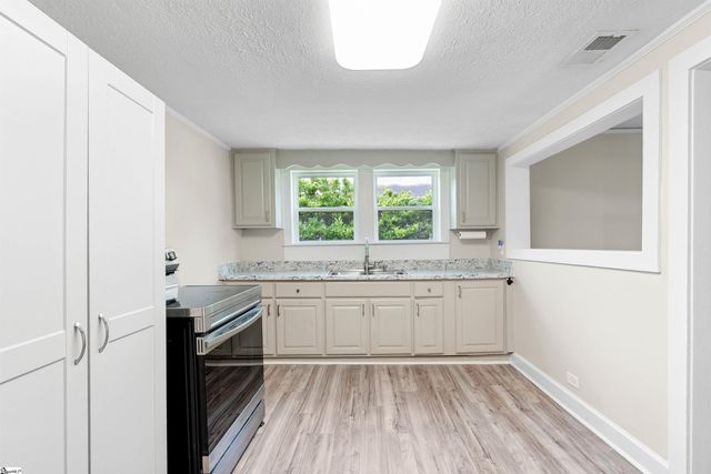 26 8th Street, Greer, SC 29651