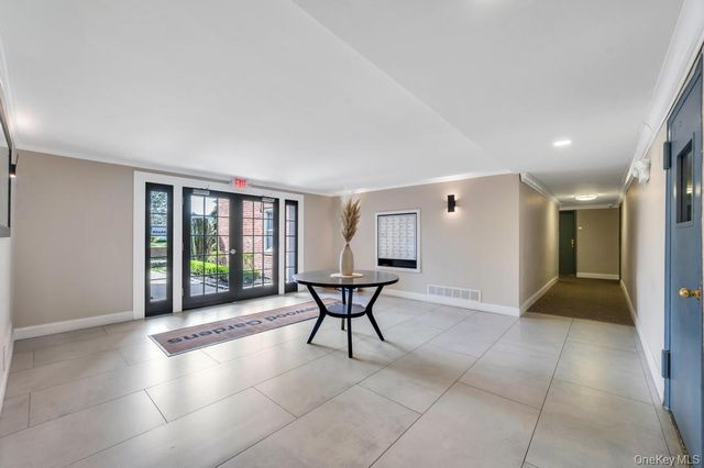 111 S Centre Avenue 2VV, Rockville Centre, NY 11570