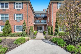 111 S Centre Avenue 2VV, Rockville Centre, NY 11570