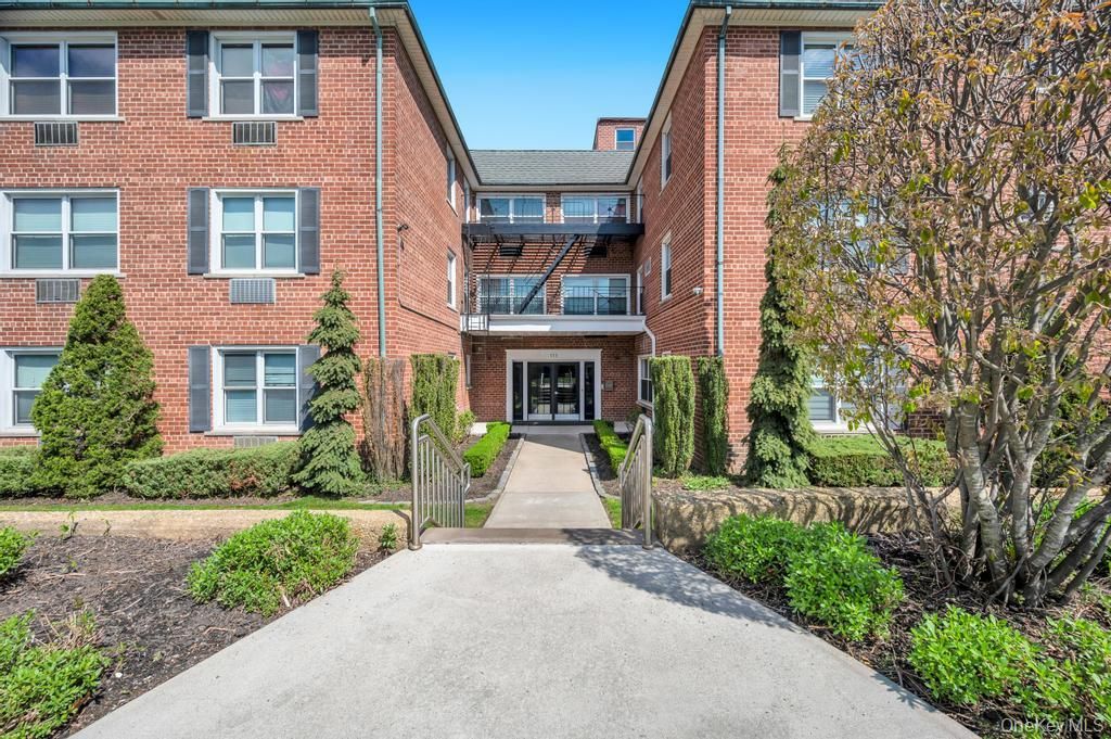 111 S Centre Avenue 2VV, Rockville Centre, NY 11570