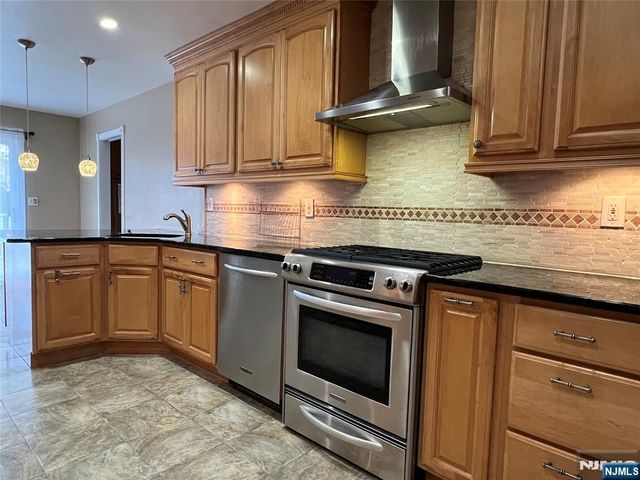 6 White Beeches Drive, Dumont, NJ 07628