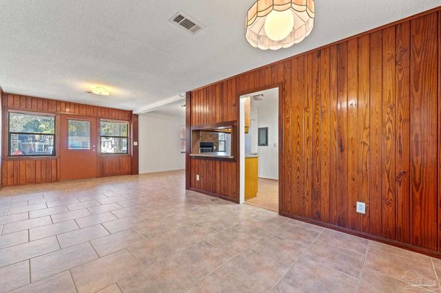 16 Linda St, Pensacola, FL 32506