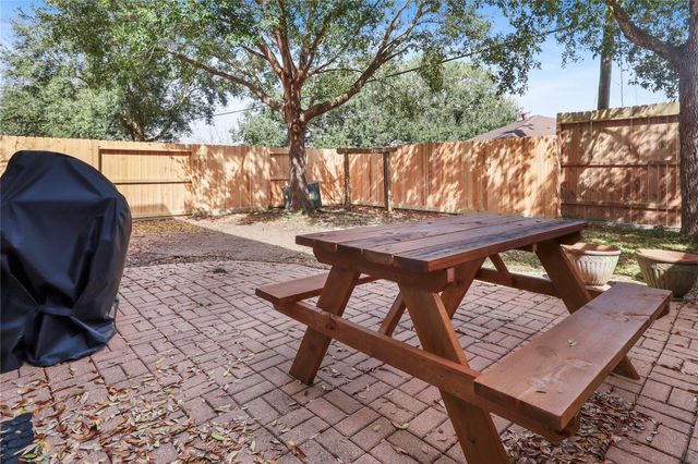 418 Folk Crest Lane, Dickinson, TX 77539