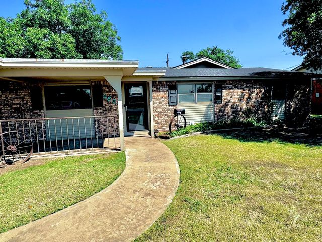 1604 Ennis Street, Plainview, TX 79072