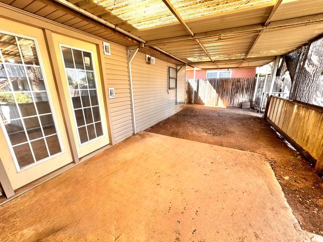 1604 Ennis Street, Plainview, TX 79072