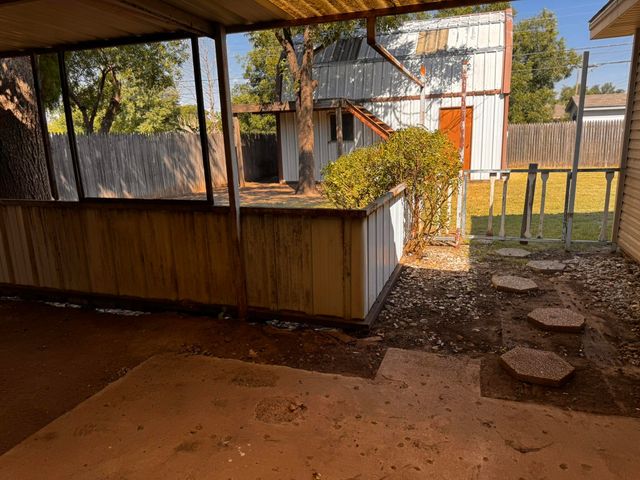 1604 Ennis Street, Plainview, TX 79072