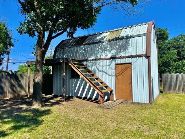1604 Ennis Street, Plainview, TX 79072