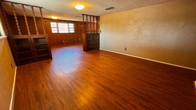 1604 Ennis Street, Plainview, TX 79072