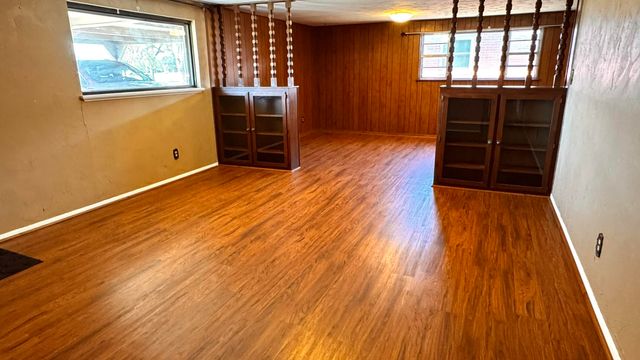 1604 Ennis Street, Plainview, TX 79072