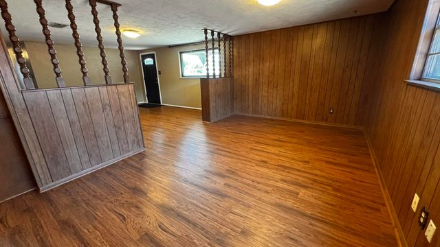 1604 Ennis Street, Plainview, TX 79072