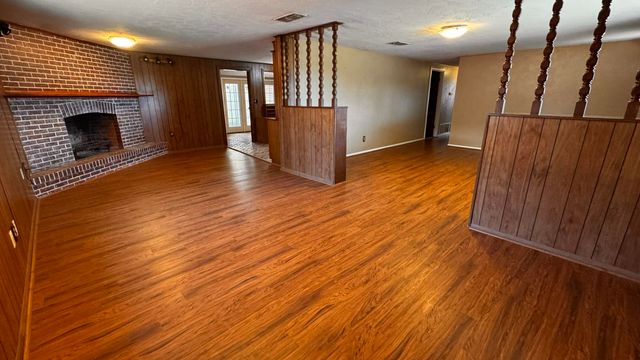 1604 Ennis Street, Plainview, TX 79072