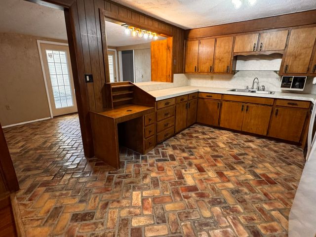 1604 Ennis Street, Plainview, TX 79072