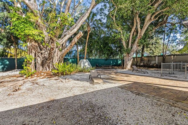 2563 Weeks AVE, Naples, FL 34112