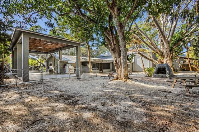 2563 Weeks AVE, Naples, FL 34112