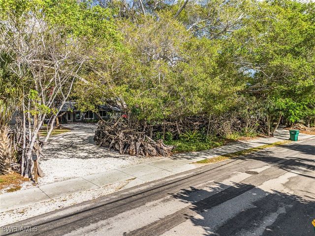 2563 Weeks AVE, Naples, FL 34112