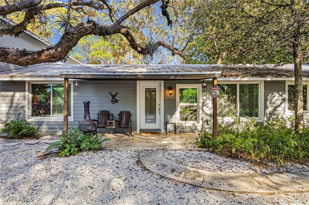 2563 Weeks AVE, Naples, FL 34112