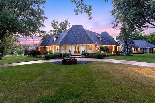 12854 Pembroke Circle, Leawood, KS 66209