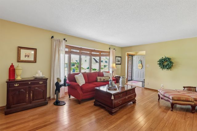 9920 Hammontree Drive, Urbandale, IA 50322