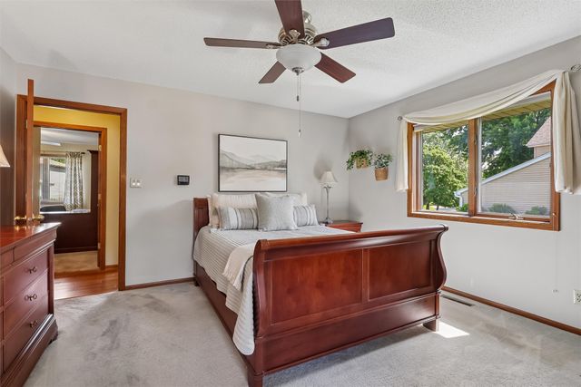 9920 Hammontree Drive, Urbandale, IA 50322