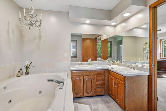 9920 Hammontree Drive, Urbandale, IA 50322