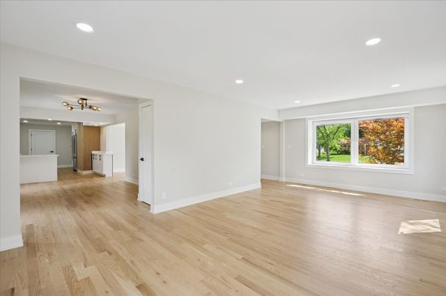 303 Cedarbrook Road, Naperville, IL 60565