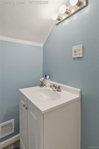 6915 Braun, Center Line, MI 48015