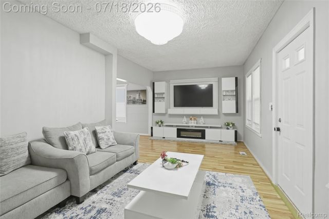6915 Braun, Center Line, MI 48015