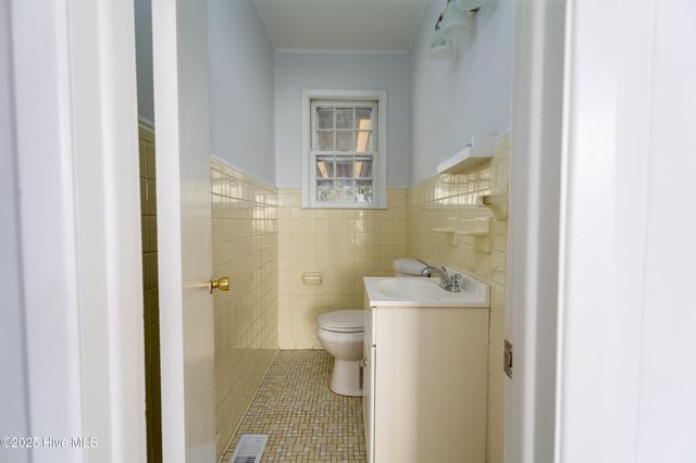 1007 Henderson Drive, Jacksonville, NC 28540